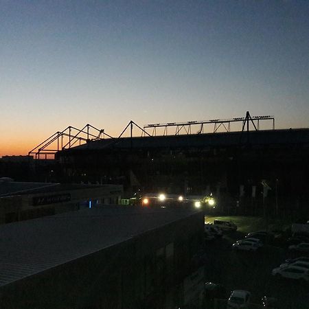 Apartmens Near Metalist Appartamento Charkiv Esterno foto